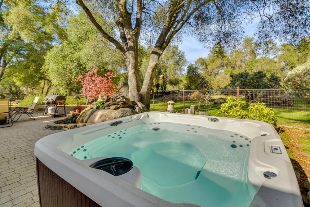 Private Lake, Hot Tub and EV Charger Mariposa Home!
